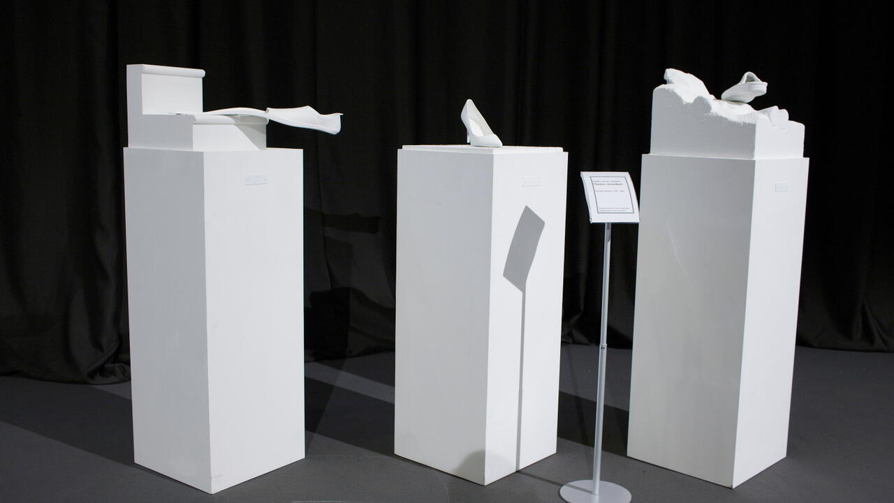 Jede Plastik präsentiert jeweils drei Gegensatzpaare