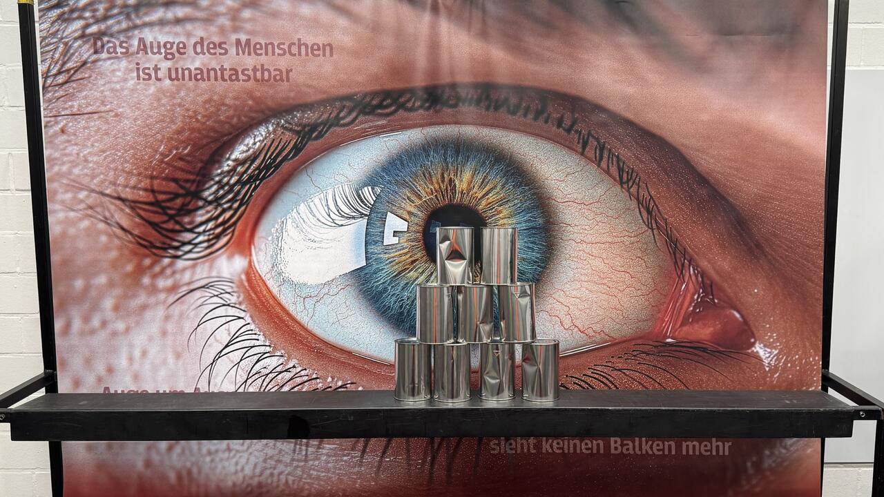 Dosenwerfen mit Befindlichkeitsbrillen. Dosen und Bälle fliegen ins Auge. Die emotionale Überwindung hinterlässt Spuren.
