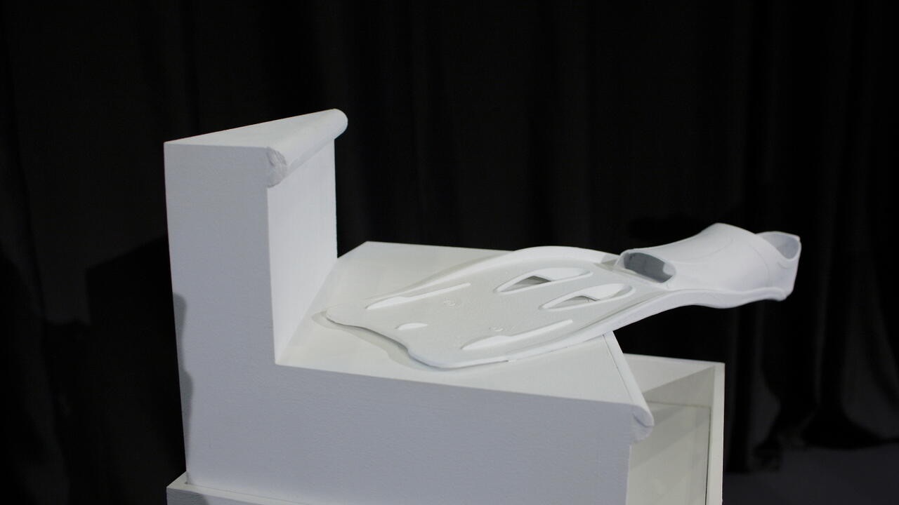 Joggen: Schwimmflosse auf einem um 15° nach links eingedrehten aufwärtssteigenden Treppenfragment.