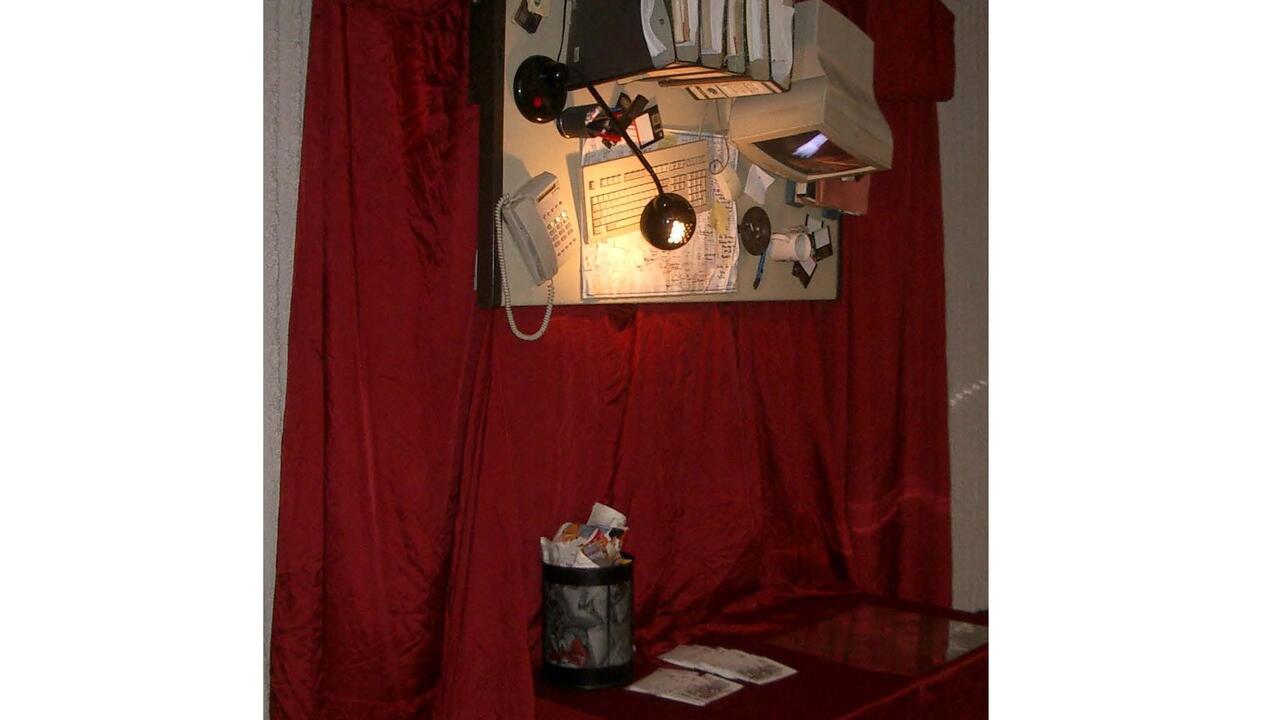 SuchZeiten auf einem fahrbaren Untergestell zur Plazierung an beliebigen Orten (Foyer, Kantine usw.). 