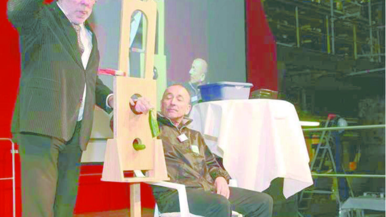 3_Guillotine Bühne_CMYK.jpg